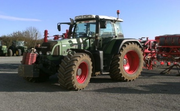 Tracteur agricole : Fendt 818 VARIO